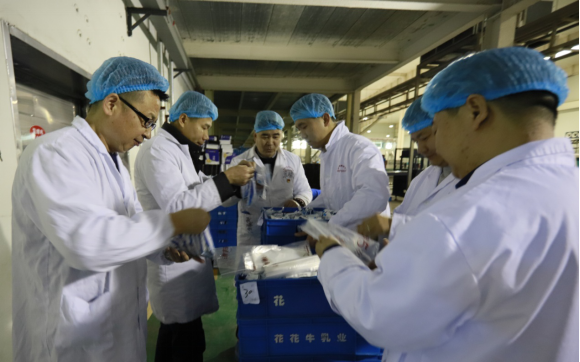 黨員帶頭赴一線 助力春節保生產—花花牛別樣“生產突擊隊”助力車間生產 黨員帶頭赴一線 助力春節保生產—花花牛別樣“生產突擊隊”助力車間生產