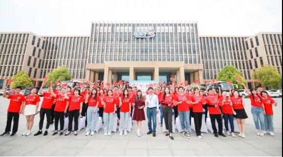 做白色的牛奶，創(chuàng)紅色的企業(yè)，花花牛乳業(yè)集團(tuán)青春歌會慶祝建黨100周年