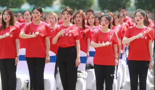 做白色的牛奶，創(chuàng)紅色的企業(yè)，花花牛乳業(yè)集團(tuán)青春歌會慶祝建黨100周年