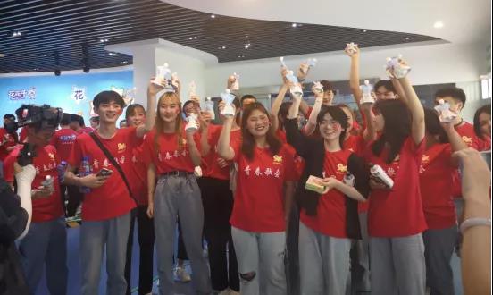 做白色的牛奶，創(chuàng)紅色的企業(yè)，花花牛乳業(yè)集團(tuán)青春歌會慶祝建黨100周年