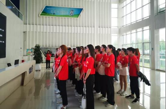 做白色的牛奶，創(chuàng)紅色的企業(yè)，花花牛乳業(yè)集團(tuán)青春歌會慶祝建黨100周年