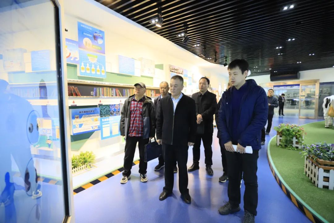 河南省發(fā)展改革委價調處副處長馬冰一行蒞臨花花牛乳業(yè)集團參觀調研 河南省發(fā)展改革委價調處副處長馬冰一行蒞臨花花牛乳業(yè)集團參觀調研