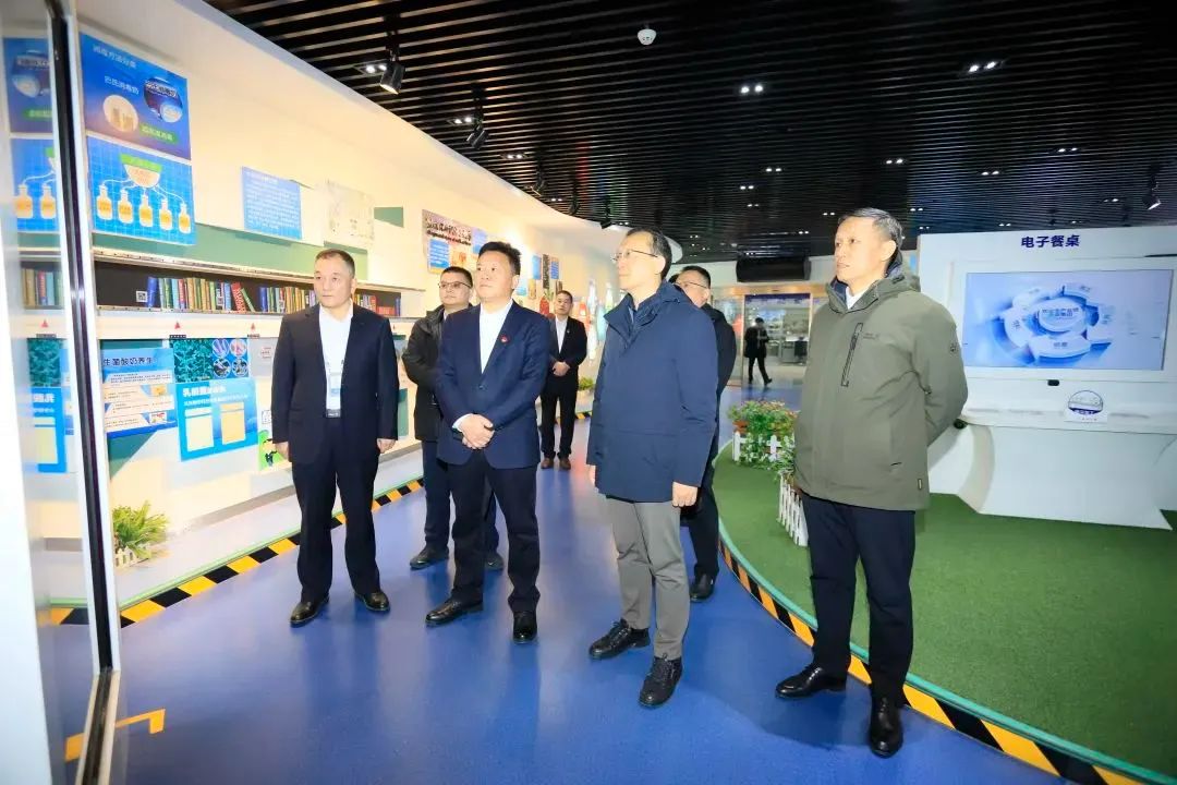 省政府國(guó)資委黨委書記、主任李濤一行到花花牛乳業(yè)集團(tuán)調(diào)研 省政府國(guó)資委黨委書記、主任李濤一行到花花牛乳業(yè)集團(tuán)調(diào)研