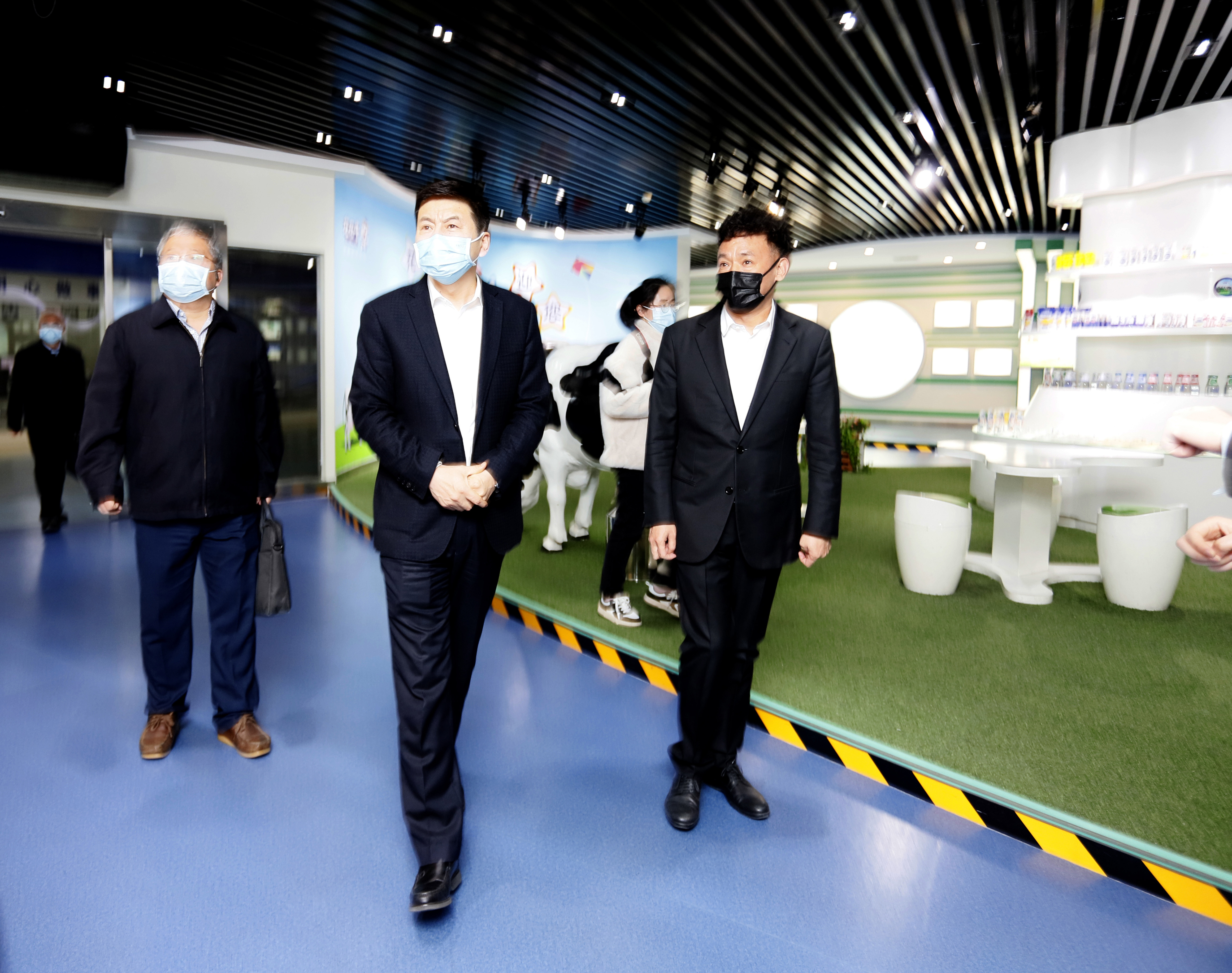 河南省委常委、副省長費東斌蒞臨 花花牛乳業(yè)集團調(diào)研