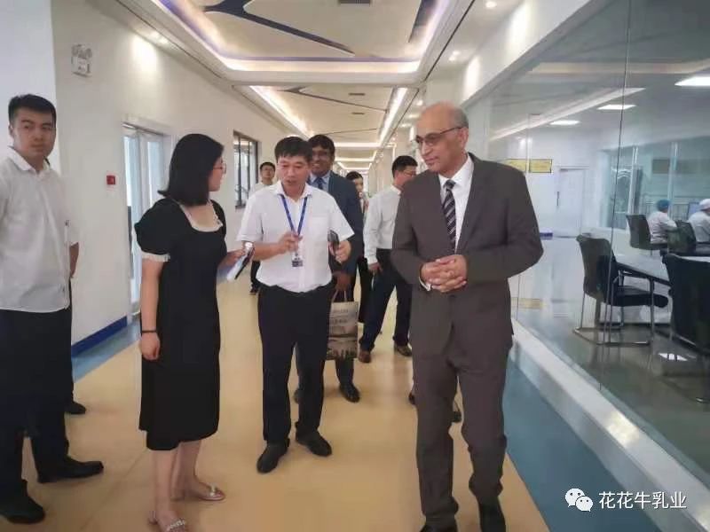 巴基斯坦駐華大使莫因·哈克 蒞臨花花牛乳業(yè)集團參觀訪問