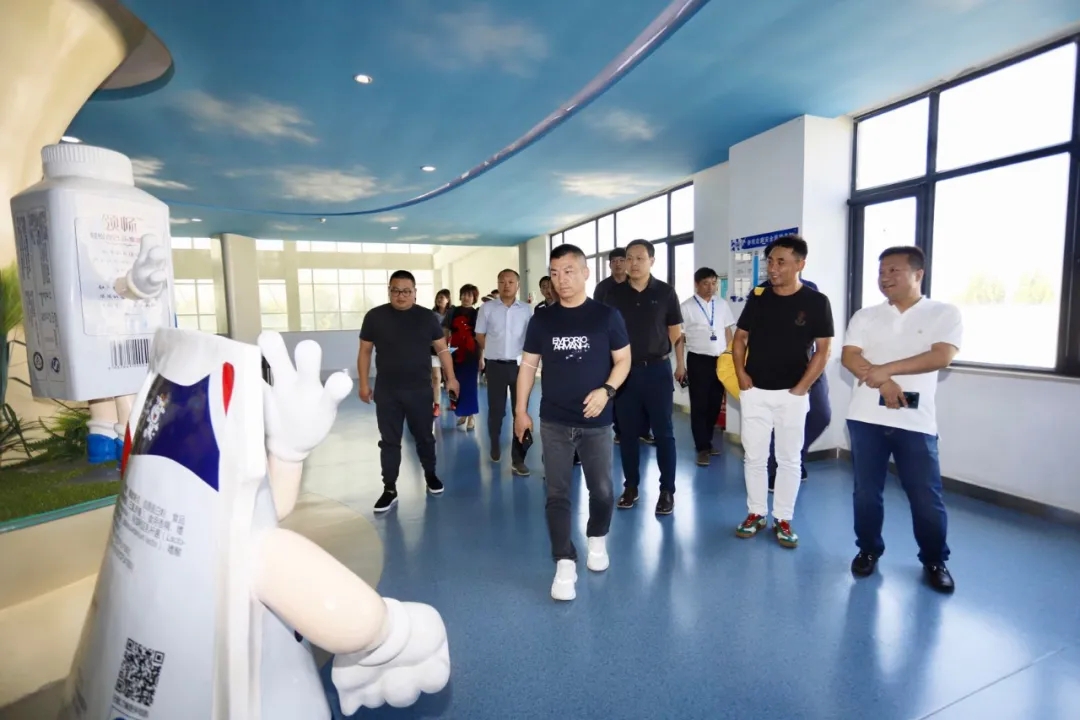 快訊 | 長江商學(xué)院智能制造學(xué)會(huì)走進(jìn)花花牛乳業(yè)集團(tuán)