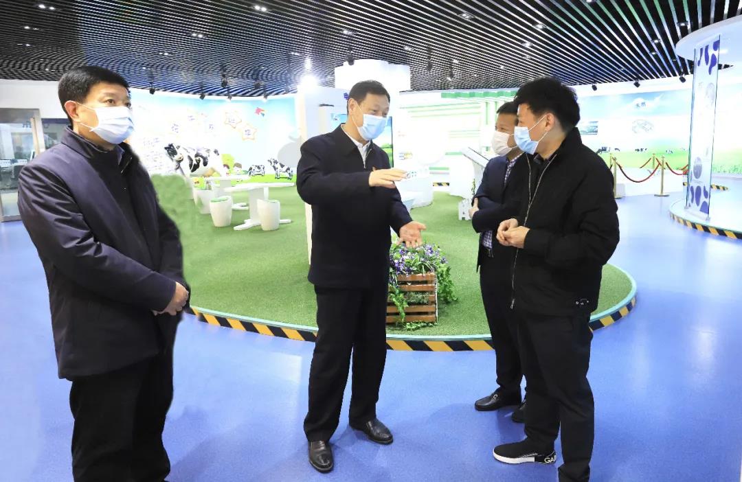 河南省委農辦主任、農業(yè)農村廳廳長申延平一行調研河南花花牛乳業(yè)集團 河南省委農辦主任、農業(yè)農村廳廳長申延平一行調研河南花花牛乳業(yè)集團