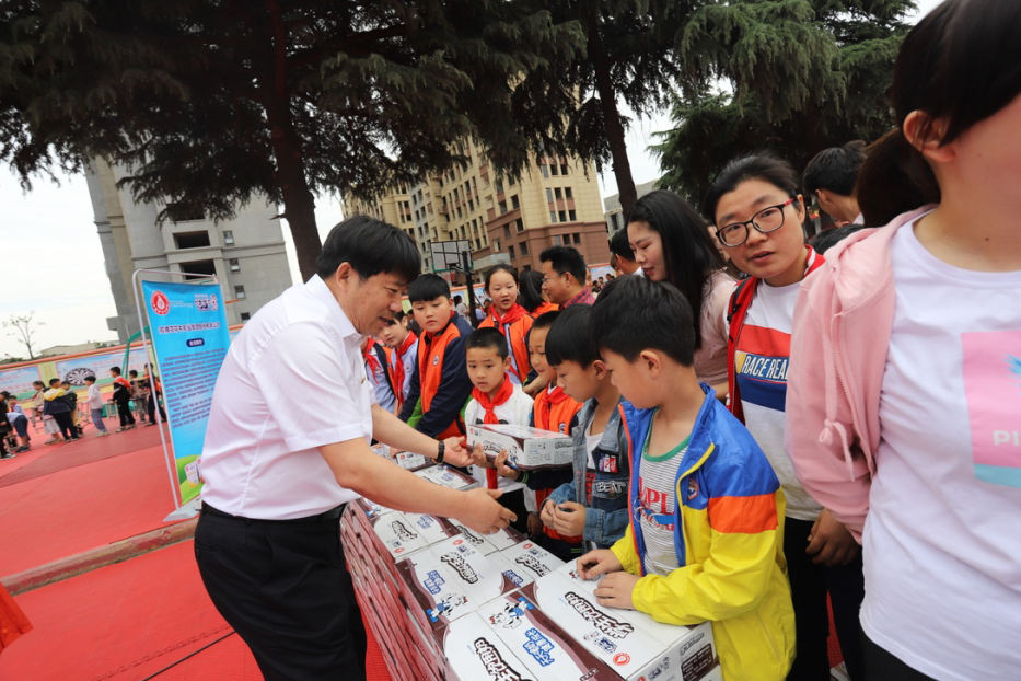 花花牛|六一關愛兒童,讓愛灑滿人間 花花牛|六一關愛兒童,讓愛灑滿人間