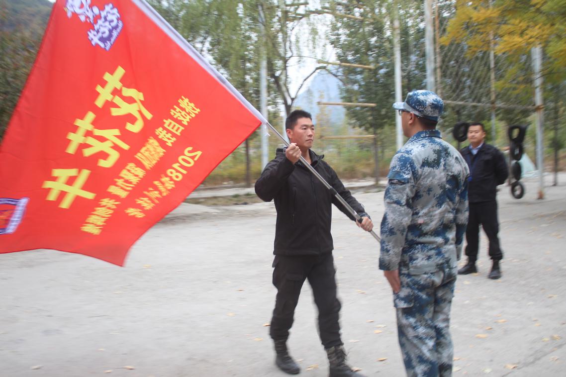 組織開展戶外拓展訓練活動