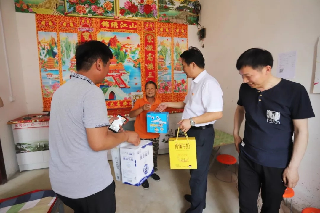 花花牛乳業集團走訪慰問貧困戶 結對幫扶暖人心