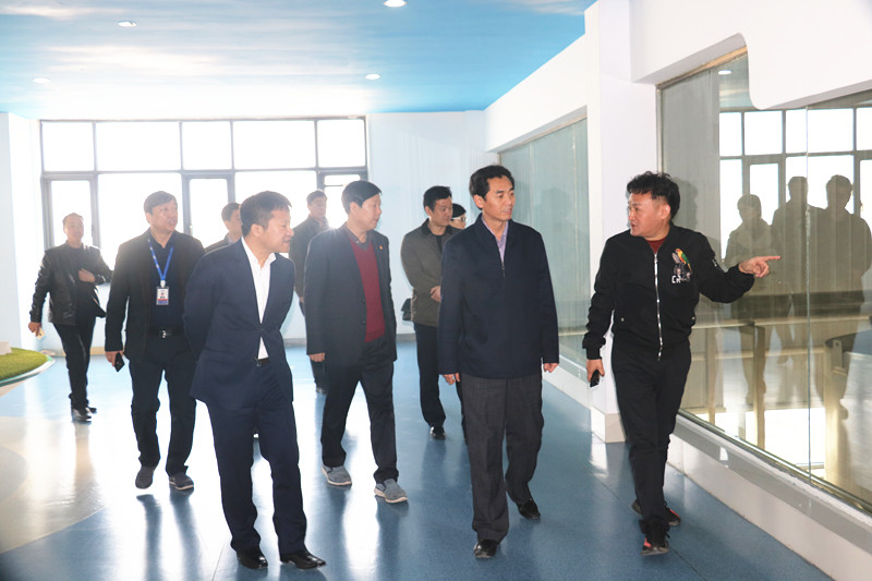 封丘縣縣長王獻臣一行蒞臨 花花牛集團養殖、乳品事業部參觀調研 封丘縣縣長王獻臣一行蒞臨 花花牛集團養殖、乳品事業部參觀調研