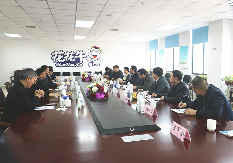 封丘縣縣長王獻臣一行蒞臨 花花牛集團養殖、乳品事業部參觀調研 封丘縣縣長王獻臣一行蒞臨 花花牛集團養殖、乳品事業部參觀調研