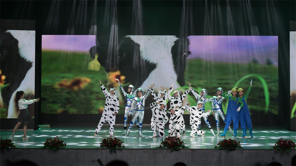 “不忘初心、聚力前行” 花花牛集團(tuán)2018迎新春聯(lián)歡會(huì)隆重舉行