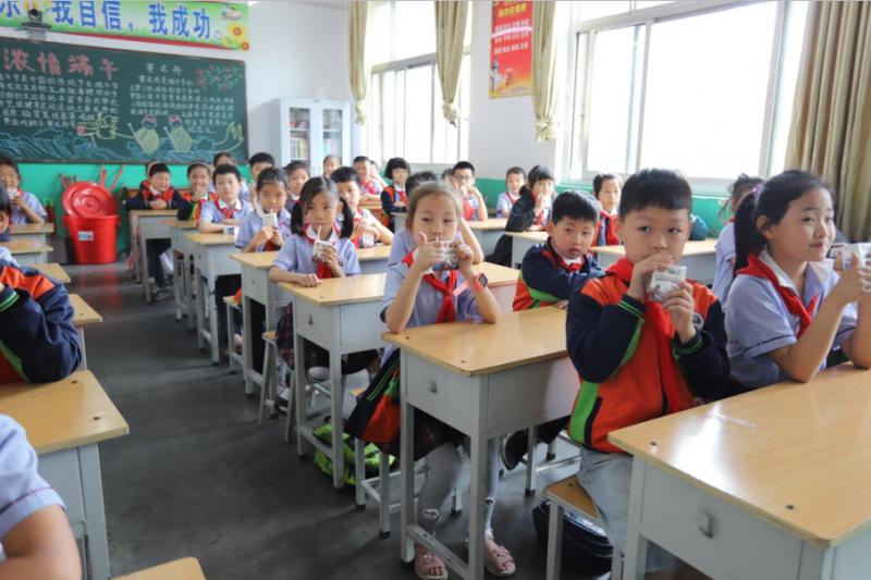 做好一杯放心奶 ——“花花?！背砷L記