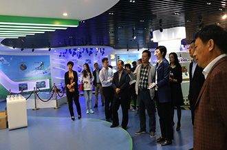 鄭州市二七區區委、統戰部部長王玉紅蒞臨花花牛生物科技有限公司參觀指導